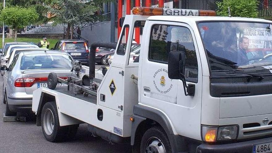 La grúa retirando un vehículo en una calle de la ciudad. // Iñaki Osorio