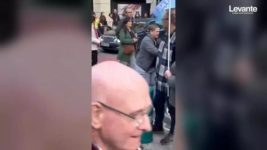 Intenta entrar con el coche en la manifestacion del 8-M