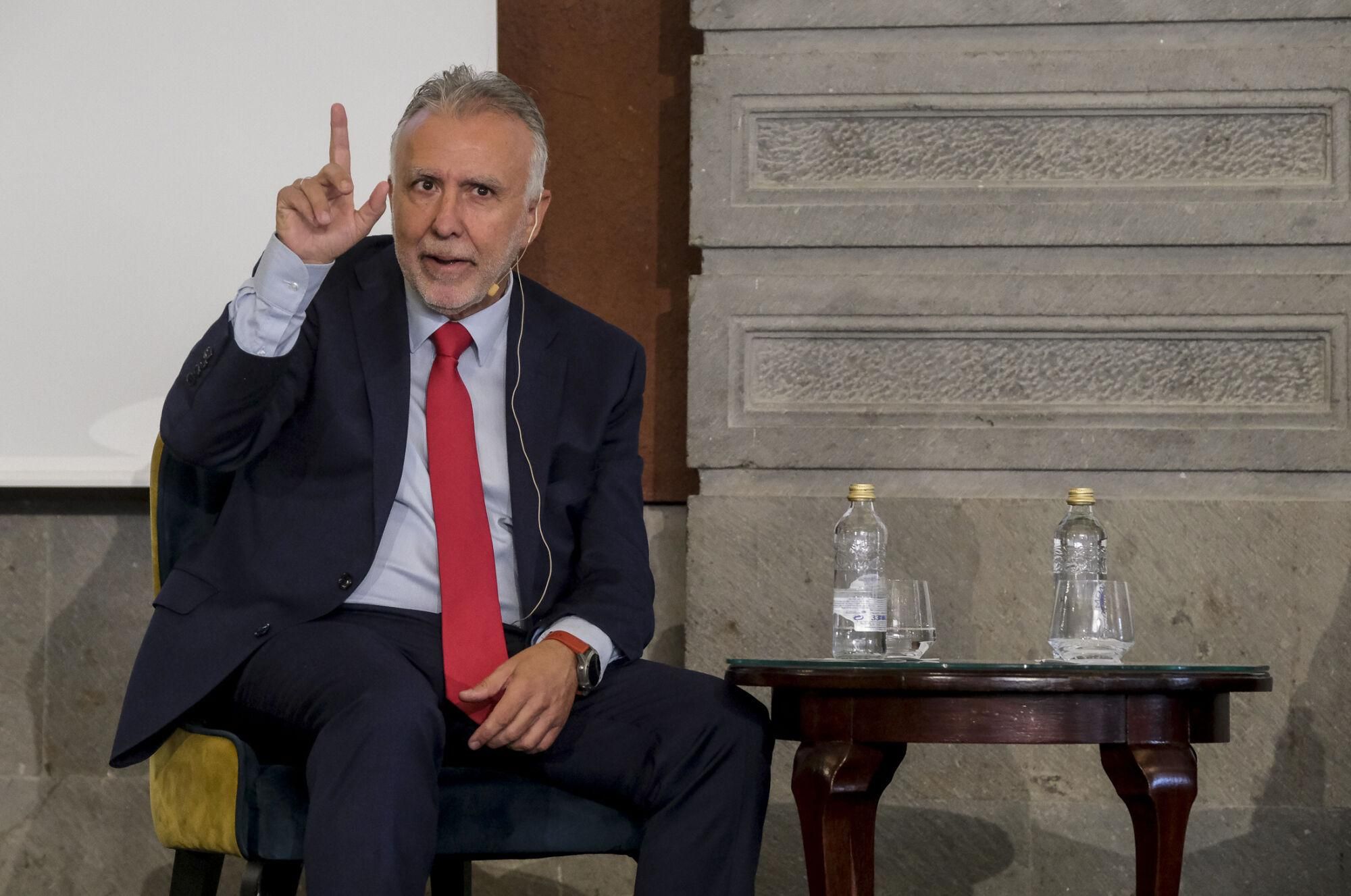 Encuentro informativo con Ángel Víctor Torres, ministro de Política Territorial y Memoria Democrática de España 