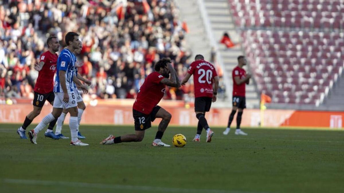 Samú Costa se lamenta tras una falta señalada por Figueroa Vázquez en el partido ante el Alavés.