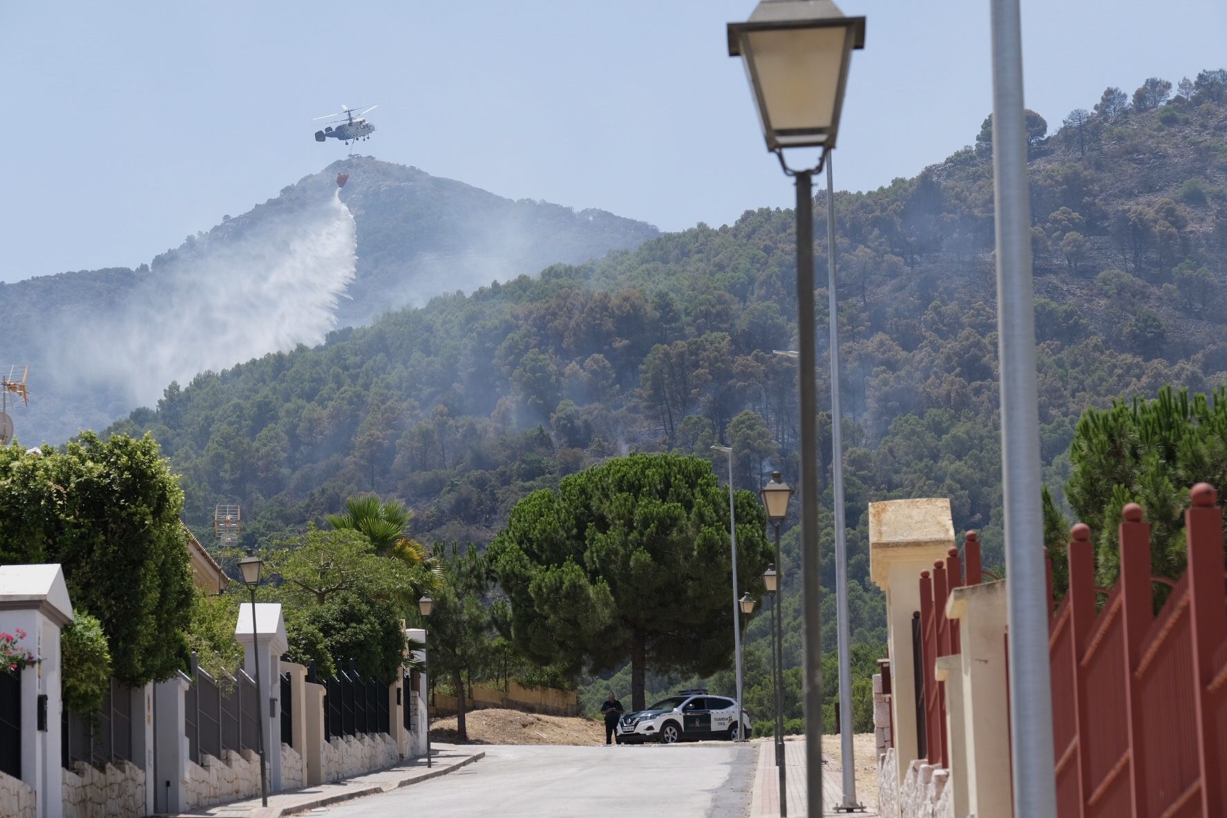 Zona de Pinos de Alhaurín, donde se concentran los medios aéreos para estabilizar el incendio.