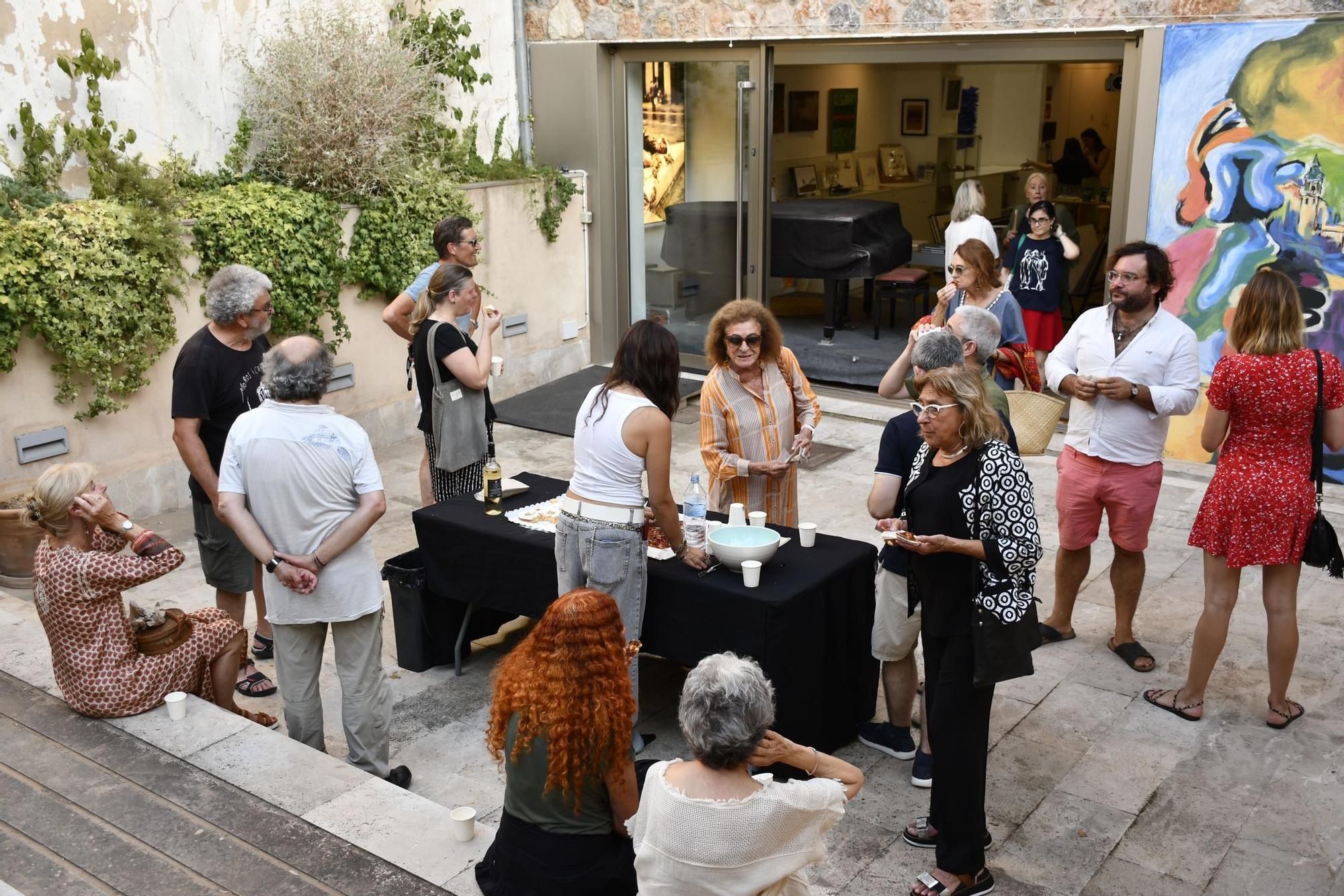 Vernissage mit Hollywood-Star: Michael Douglas bei der Vernissage von Vater und Tochter Zupan auf Mallorca