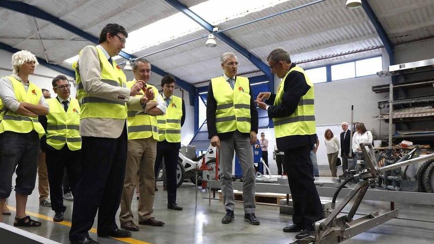 Francisco Conde durante su visita a la planta de Prosistemas. // FdV