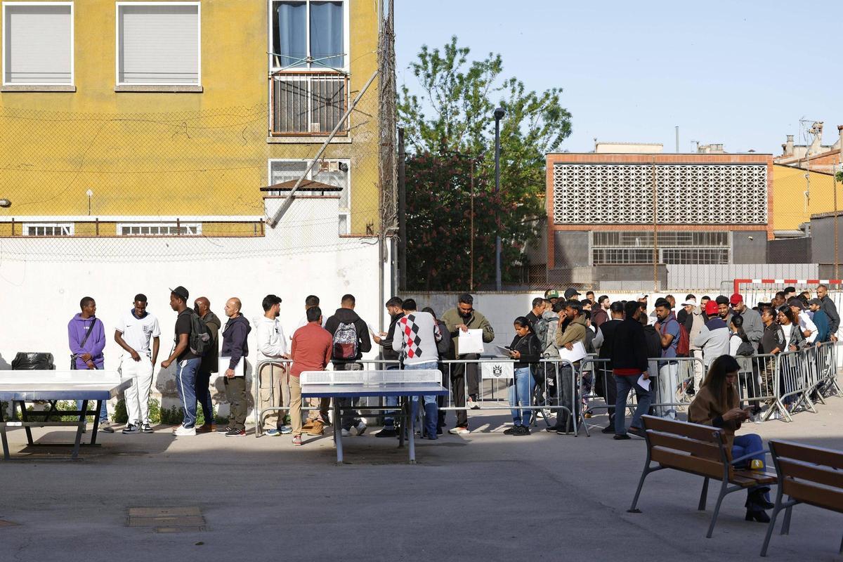 Les imatges de les cues a Salt davant l'oficina que assessora sobre la regularització extraordinària de migrants Les imatges de les cues a Salt davant l'oficina que assessora sobre la regularització extraordinària de migrants