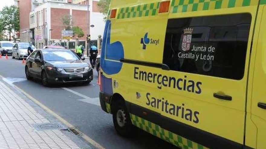 Imagen de la ambulancia en la zona unos minutos después del accidente.