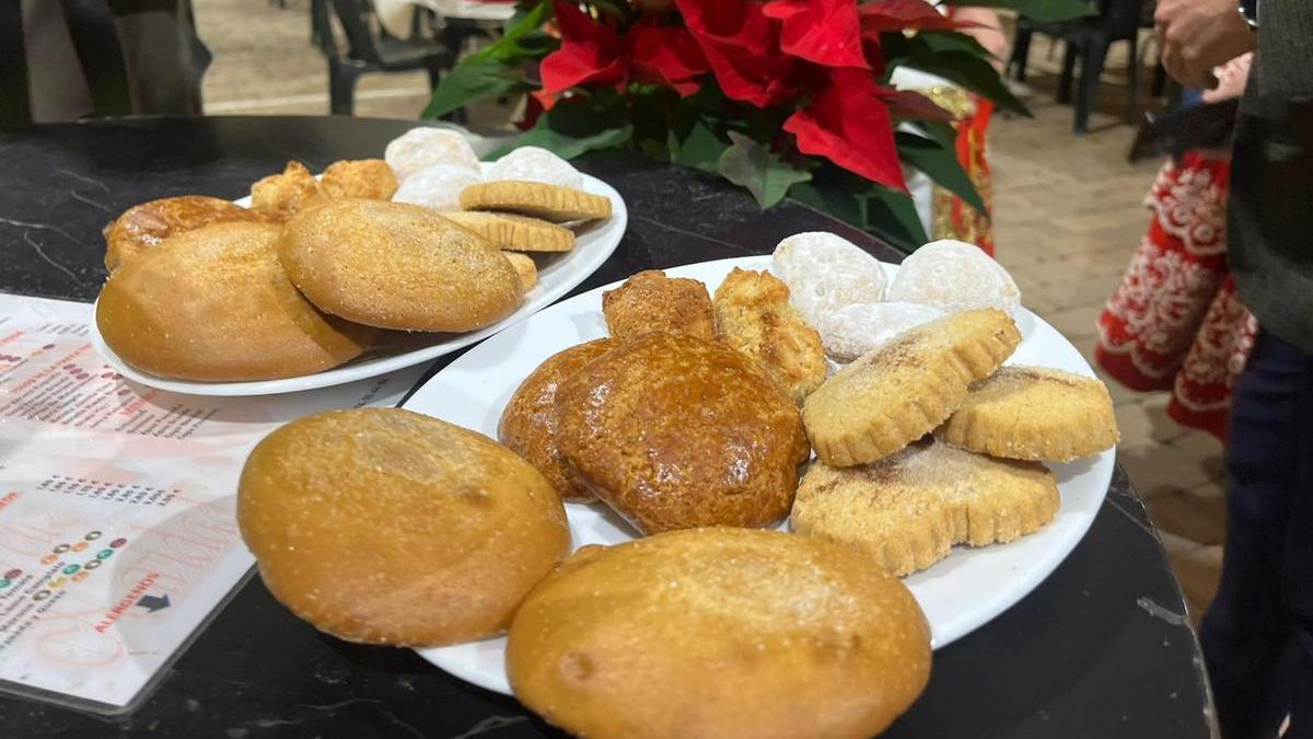 El espacio cuenta con opciones para celíacos y ofrece platos tradicionales, embutidos murcianos y dulces de Navidad.