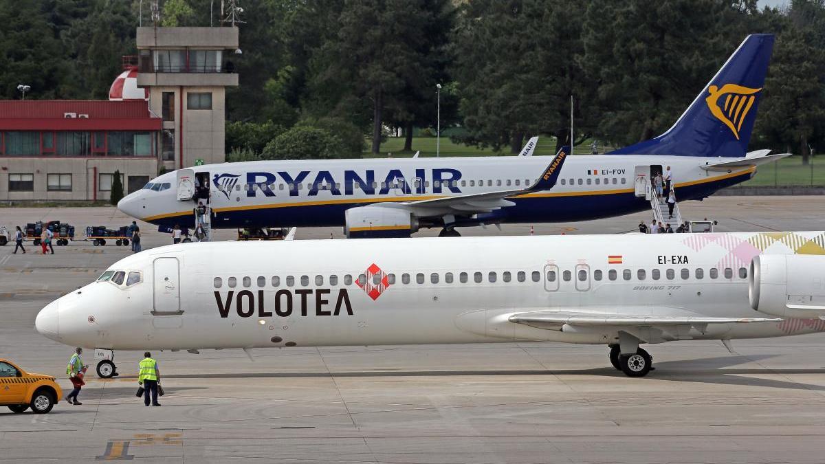 Un avión de Volotea y otro de Ryanair en el aeropuerto de Vigo.