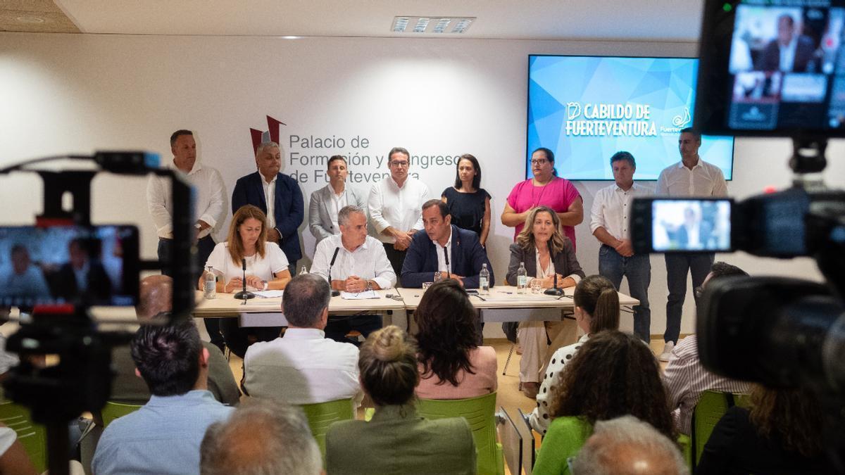Blas Acosta (segundo por la derecha), junto a Mario Cabrera en la firma del pacto CC-PSOE en Fuerteventura.