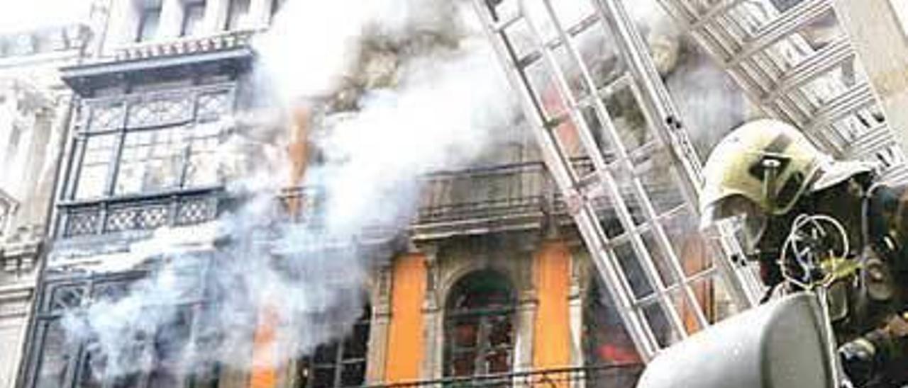 Eloy Palacio, abajo y Juan Carlos Fernández, en el brazo articulado el día del incendio.