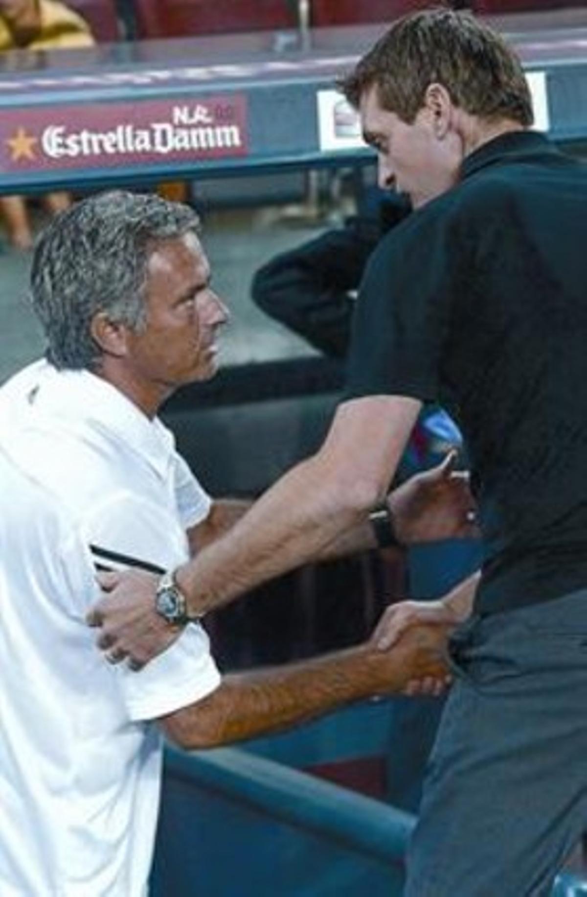 Vilanova i Mourinho es donen la mà abans de començar el partit d’ahir. Vilanova i Mourinho es donen la mà abans de començar el partit d’ahir.