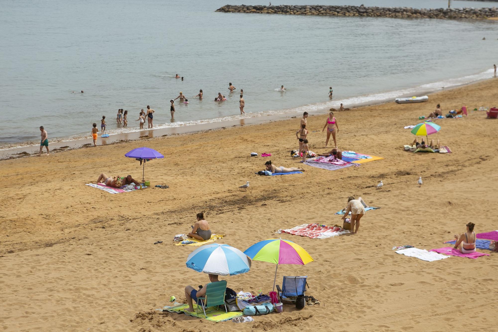 Así se sofoca el calor en la comarca de Avilés: de la playa a los parques