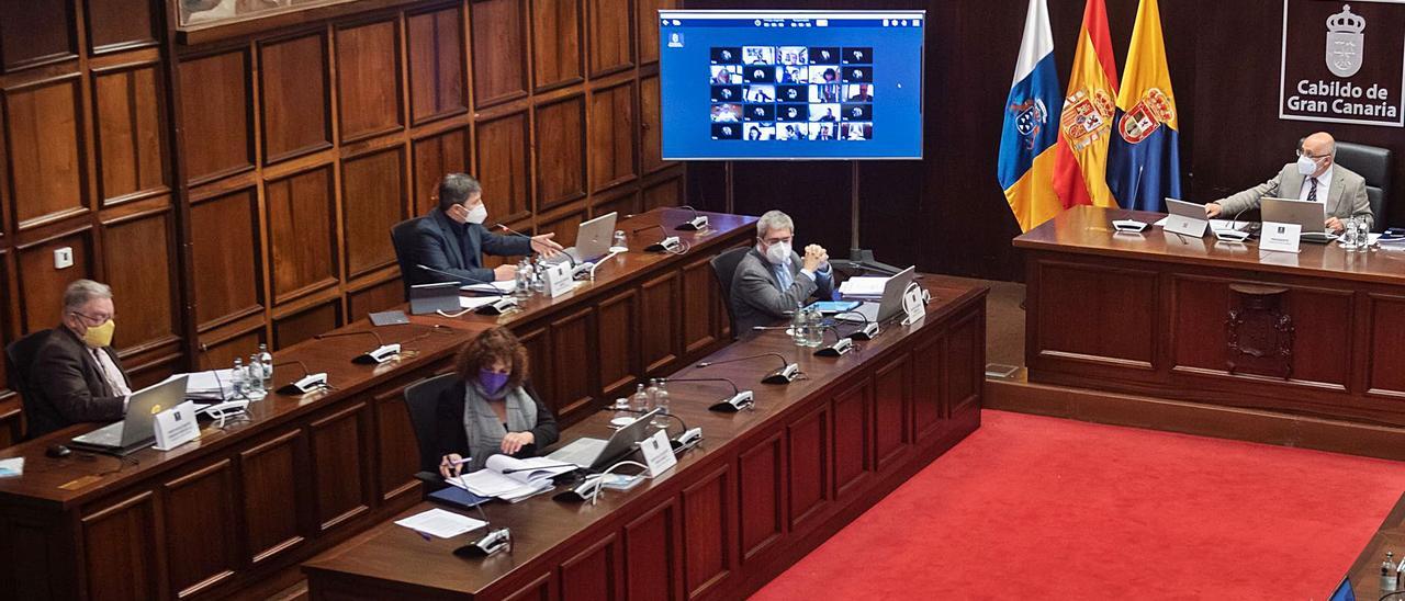 El presidente y los portavoces de varios grupos políticos durante el Pleno del Cabildo de ayer. | | LP/DLP