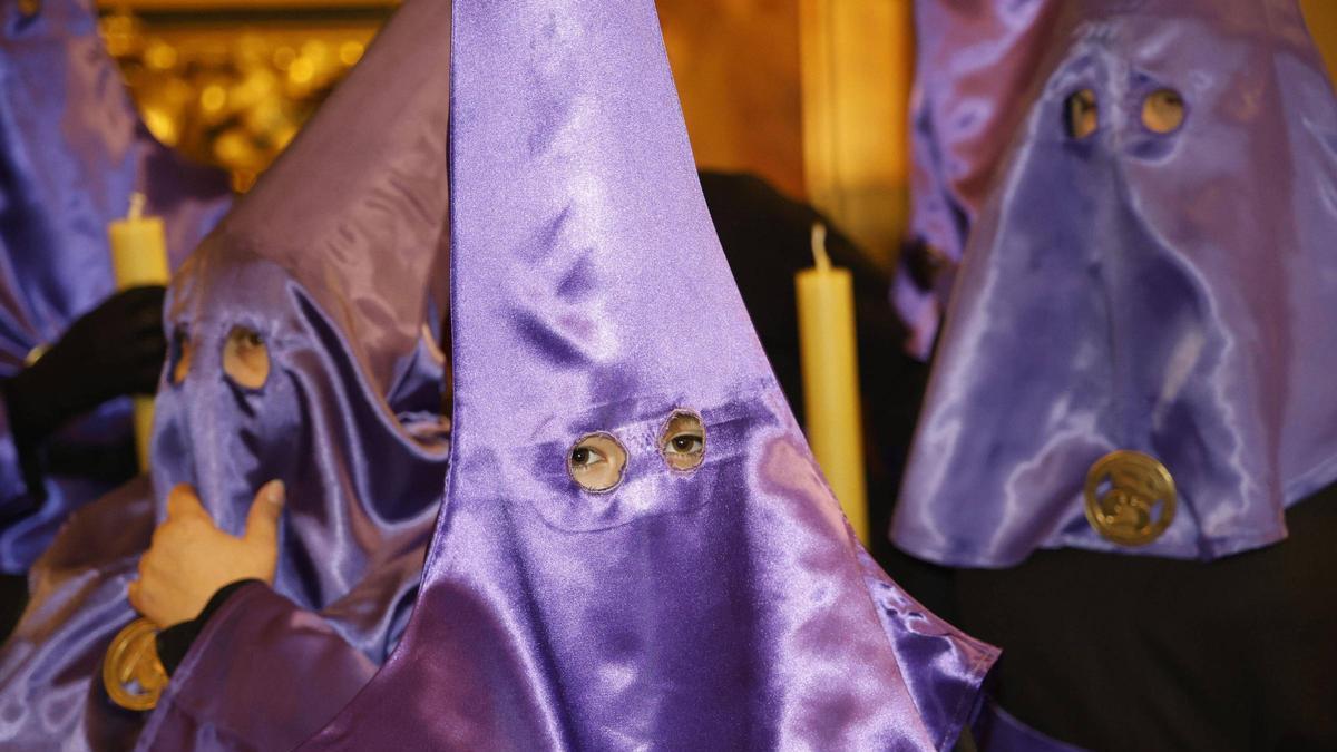 La Dolorosa llena de fervor las rúas de Santiago