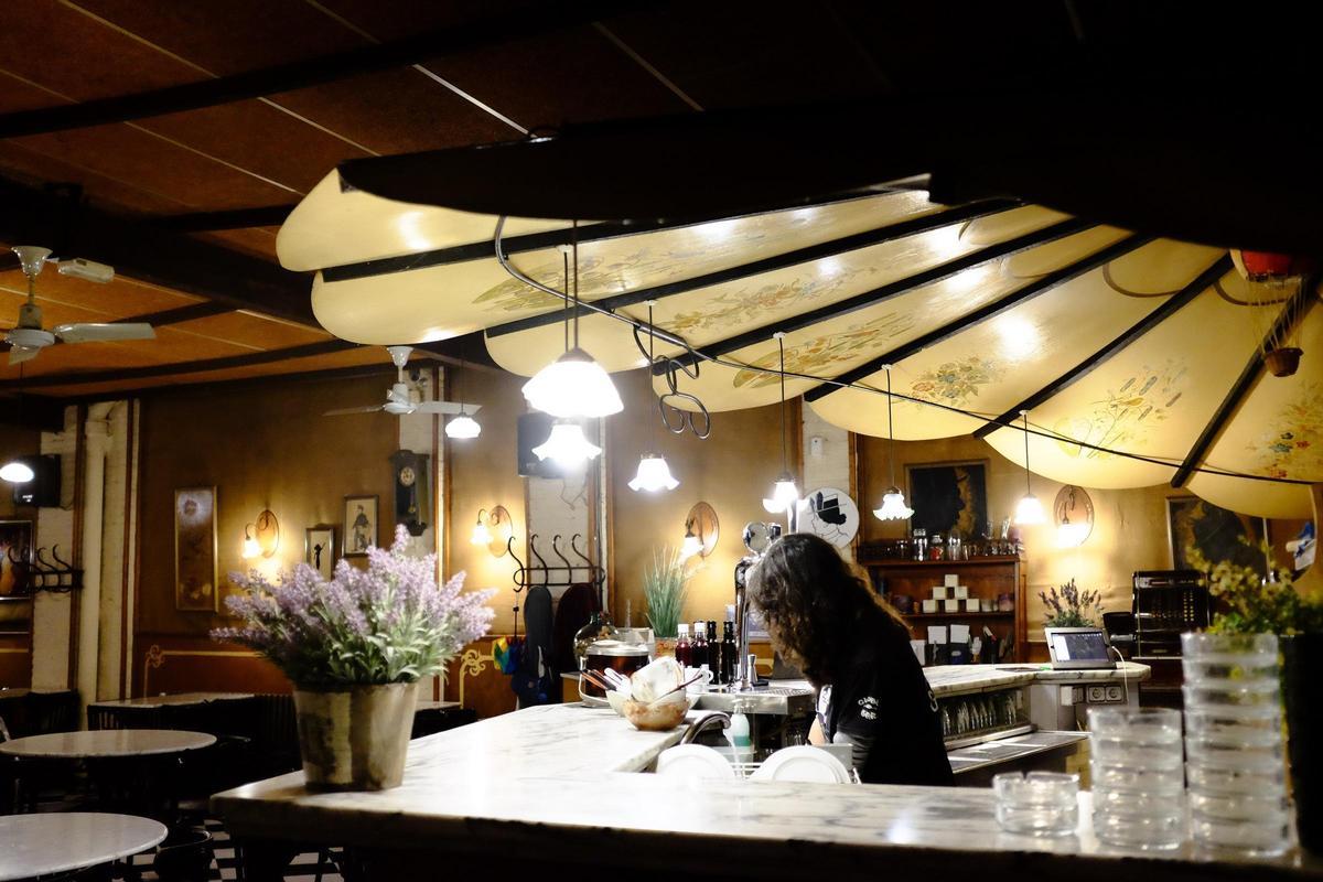 Interior del Globus, amb la seva característica barra