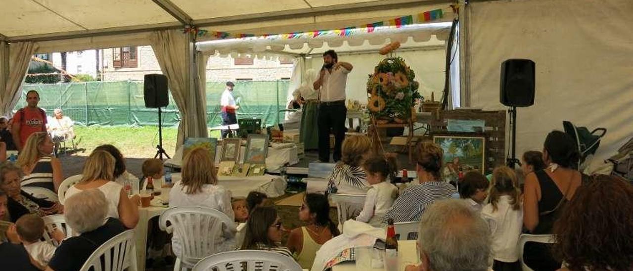 Pablo Moro realizando la subasta del ramo en el prao de las fiestas de La Velilla el pasado miércoles.