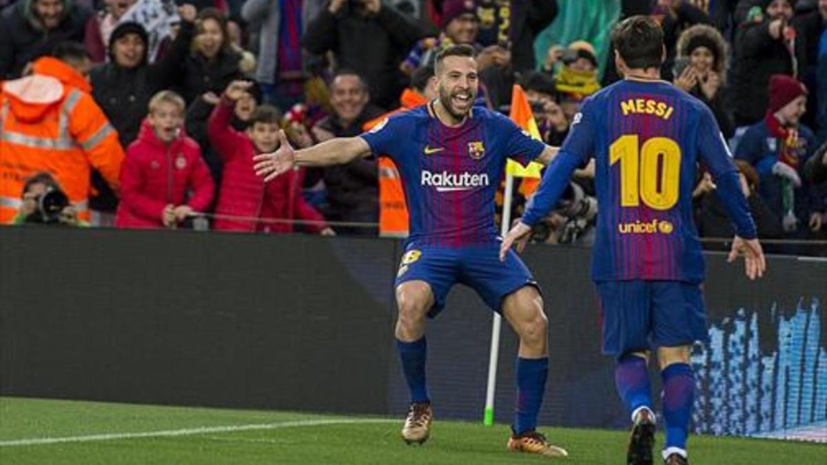 Messi va al encuentro de Alba, que le dio el pase en el primer gol.