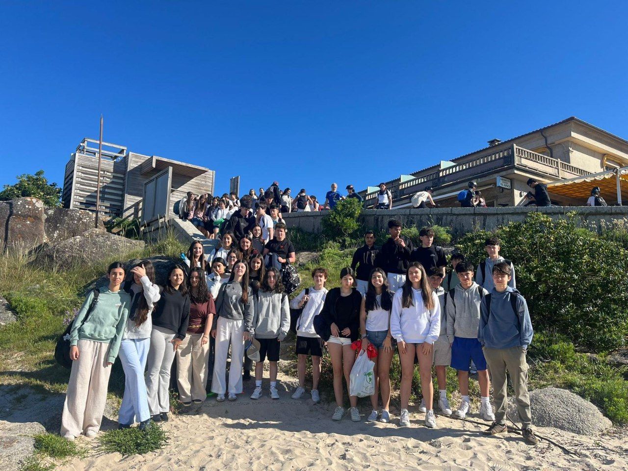 Los alumnos a su llegada a la playa grovense de A Lanzada, para participar en la fiesta de las esculturas de arena.
