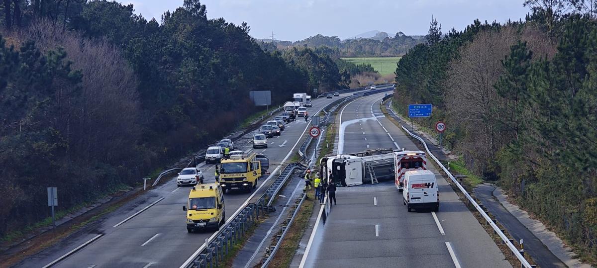 EN IMÁGENES: El vuelco de un camión cisterna de leche en la A-8