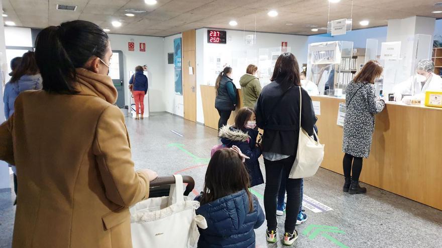 Pacientes en el Centro de Salud de Beiramar-Rosalía, el más utilizado del área sanitaria.