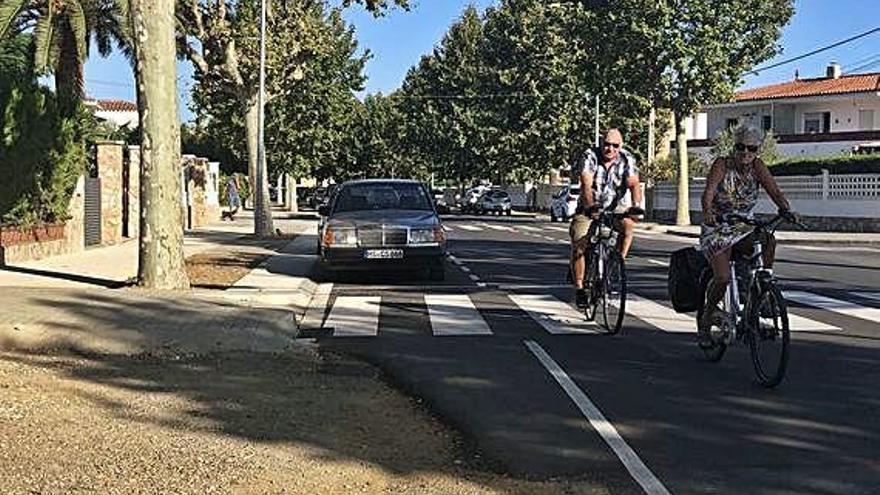 Cada vegada més bicicletes circulen per les principals avingudes de la localitat.