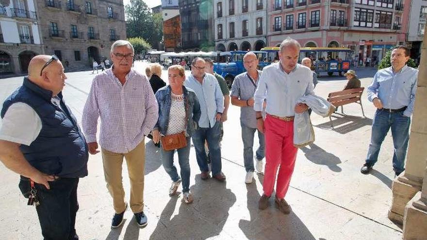 Representantes de las peñas, a su llegada al Ayuntamiento.