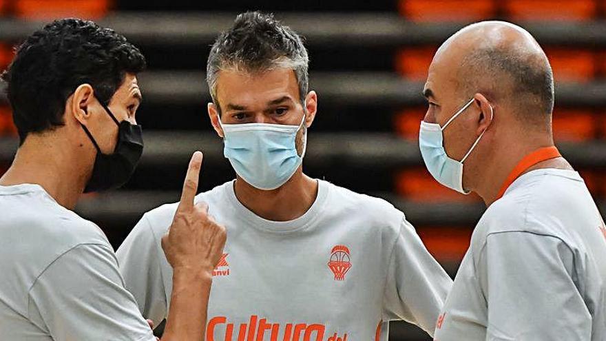 Jaume Ponsarnau con dos de los técnicos.