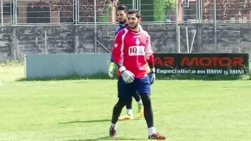 Carlos Castro ayer en el Suárez Puerta con Lucas Anacker detrás.