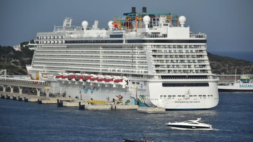 Imagen de archivo del crucero ‘Norwegian Getaway’ amarrado en es Botafoc, en el puerto de Eivissa. | CÉSAR NAVARRO