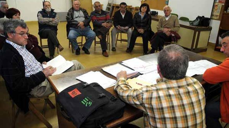 Asistentes a la reunión de portavoces vecinales celebrada ayer en el local social de Cabanas, entre las parroquias de Tomeza y Salcedo.