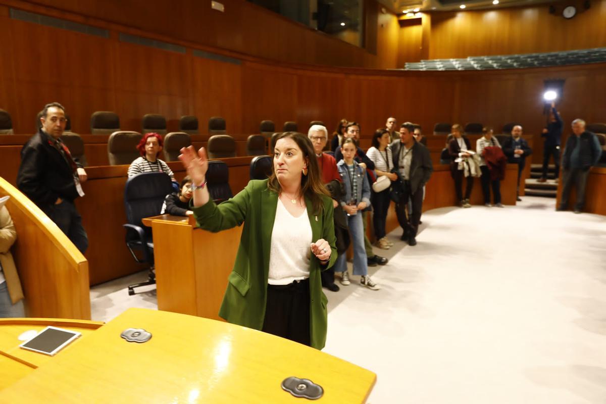 María Rodrigo explica la función del parlamento, en la zona del hemiciclo.