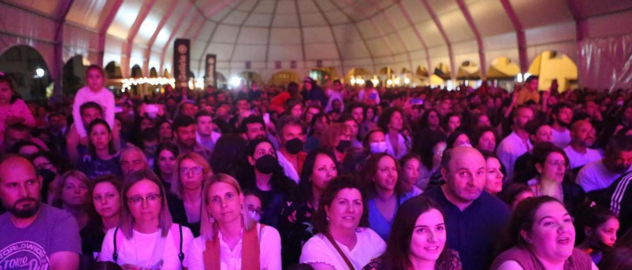 Concierto de Os Cocidos do Camiño en la carpa que se instala por la fiesta gastronómica. |   // BERNABÉ