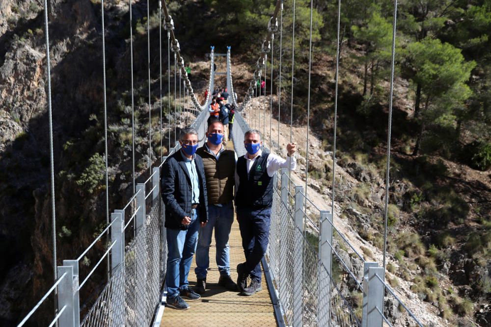 Inauguran el puente colgante de El Saltillo, en la Axarquía