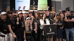 La presidenta de SAG-AFTRA, Fran Drescher (c), asiste a una conferencia de prensa, en Los Ángeles, California (EE.UU.), este 13 de julio de 2023. EFE/EPA/Etienne Laurent