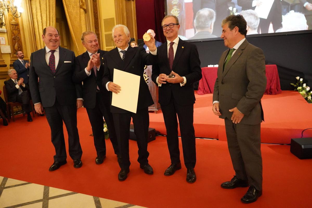 El Real Círculo de la Amistad entrega sus medallas e insignias de oro en el Día del Socio