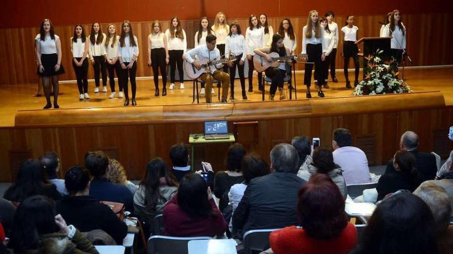 Una imagen de la fiesta que se celebró en la tarde de ayer en el instituto Luís Seoane. // Rafa Vázquez