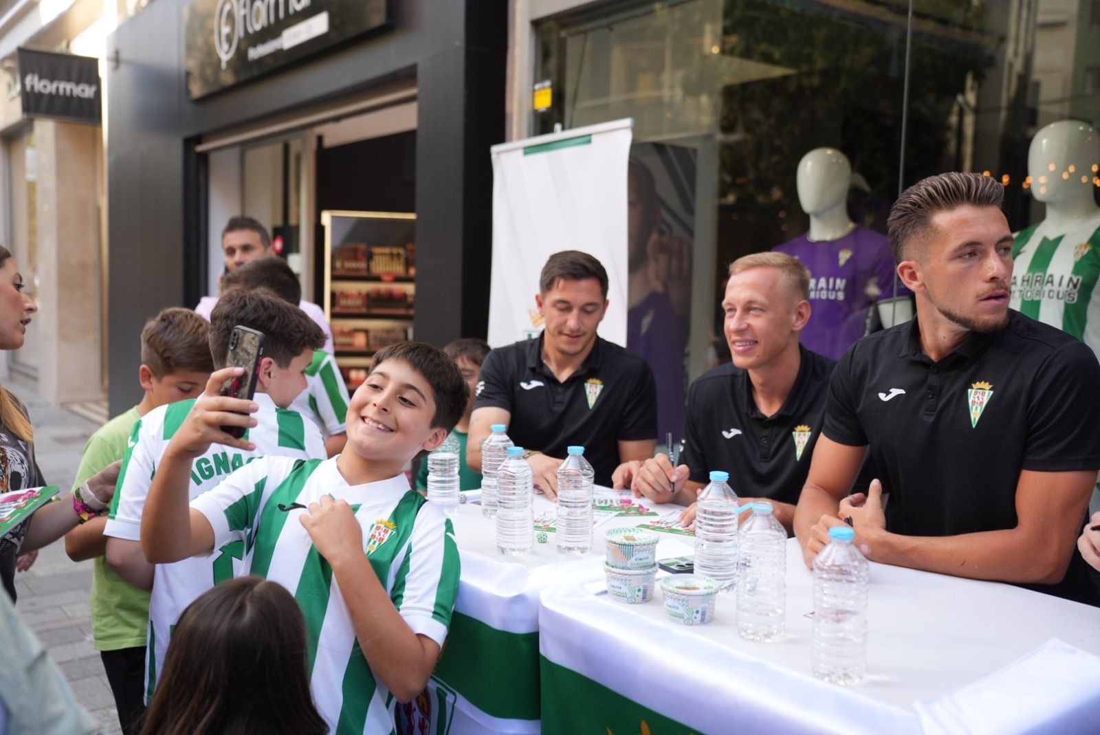 La firma de autógrafos del Córdoba CF en Cruz Conde, en imágenes