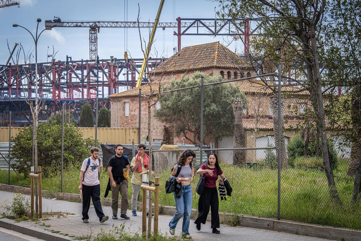La Masia del Barça y, al fondo, las obras del Camp Nou, en Barcelona.