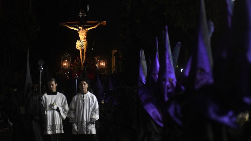 &quot;Shhh&quot;: Murcia enmudece al paso del Cristo del Refugio