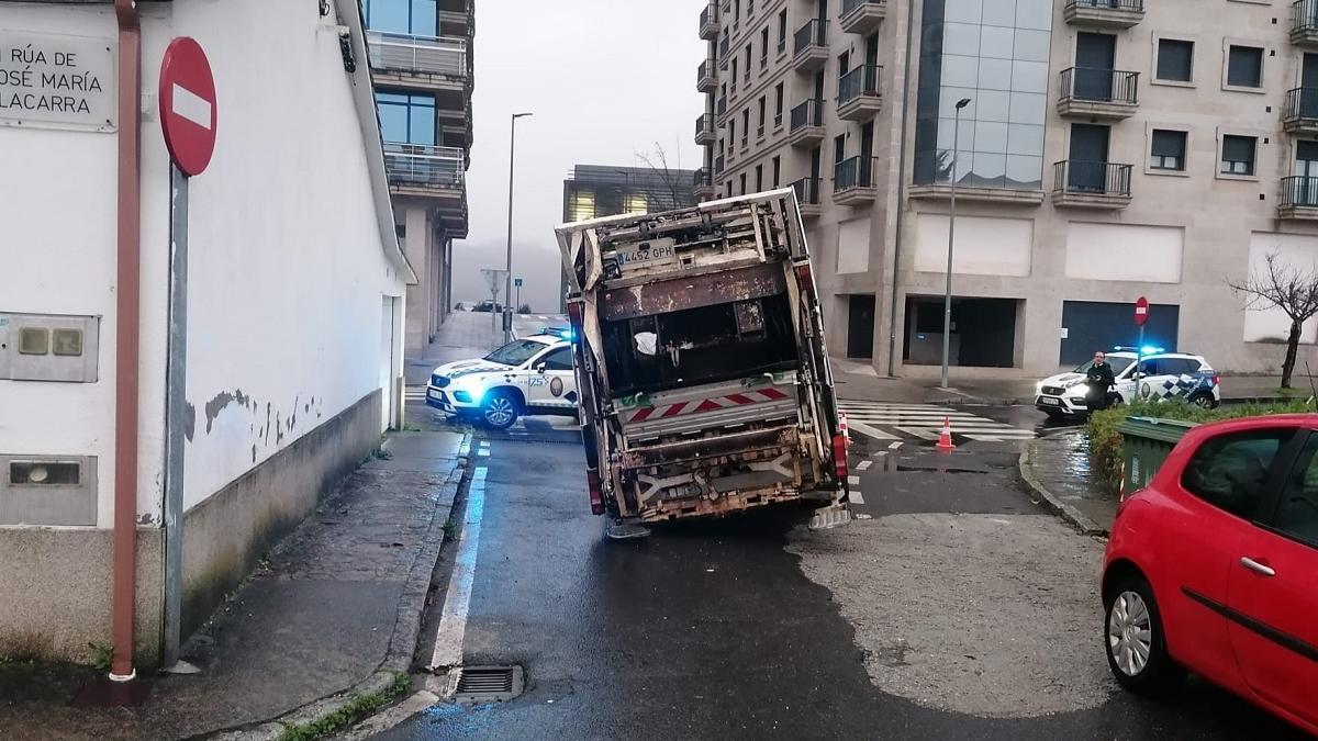 El vehículo de Urbaser atascado esta mañana tras hundirse el asfalto