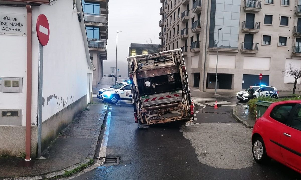 Un camión de Urbaser queda atrapado en Santiago