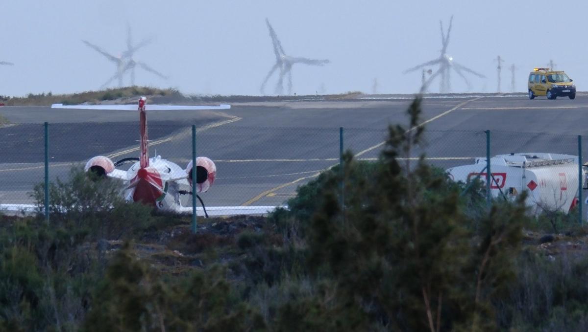 Las imágenes del avión medicalizado con dos infectados por hantavirus en la base aérea de Gando, en Gran Canaria