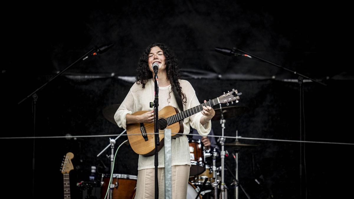 Begut, actuando en la Central Artística de Bueño.