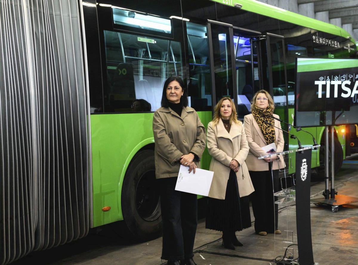 La presidenta del Cabildo de Tenerife, Rosa Dávila, durante la presentación de los últimos datos de TITSA. |  | ED / LOT