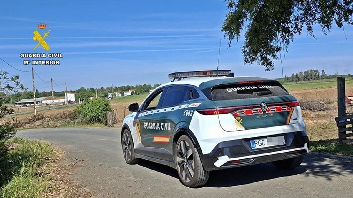 Un vehículo de la Guardia Civil de patrulla por el entorno de Valdebótoa.