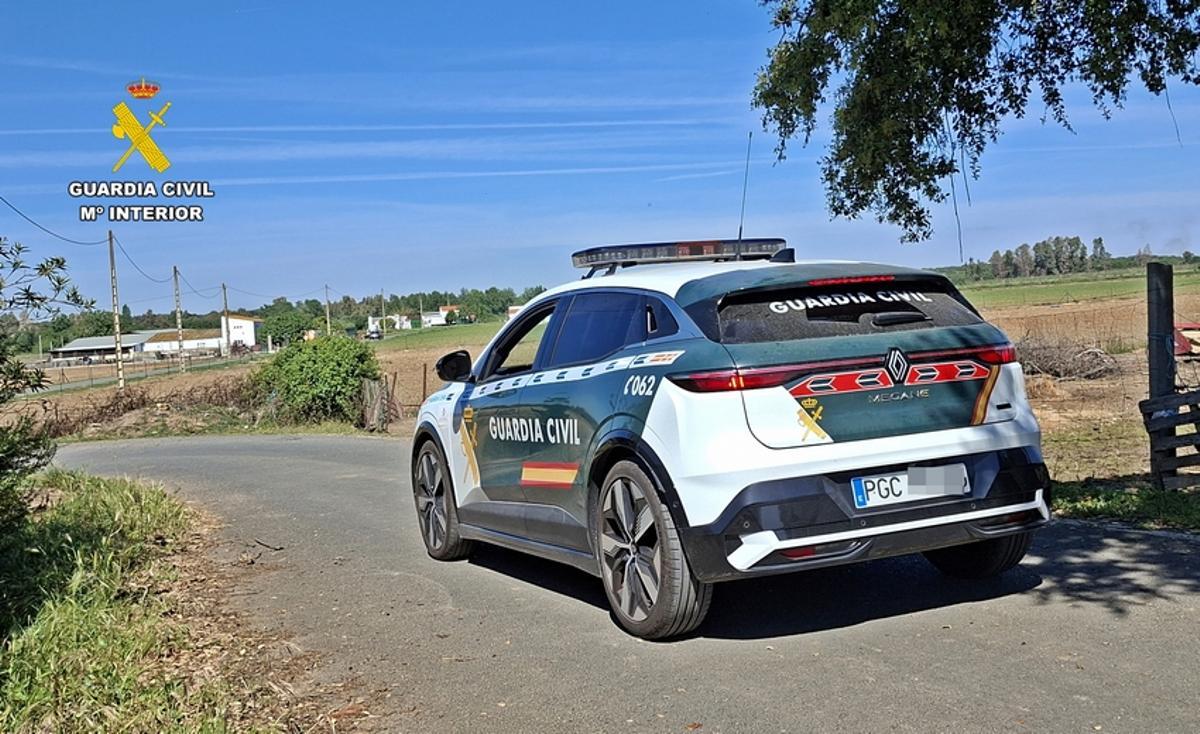 Un vehículo de la Guardia Civil de patrulla por el entorno de Valdebótoa.