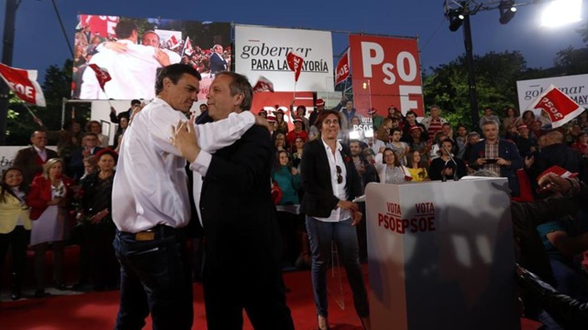Pedro Sánchez abraza a Antonio Miguel Carmona en el cierre de campaña de las municipales, el pasado 22 de mayo en Madrid.