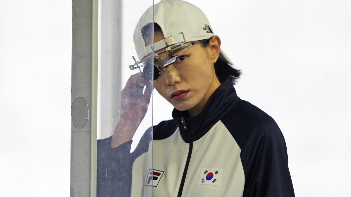 La surcoreana Kim Yeji, antes de una prueba de tiro con pistola en los JJOO de París.