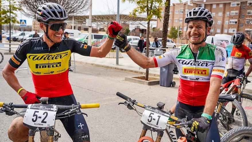 Wout Alleman y Fabian Rabensteiner, a la conclusión de la etapa de Andújar de la Andalucía Bike Race.