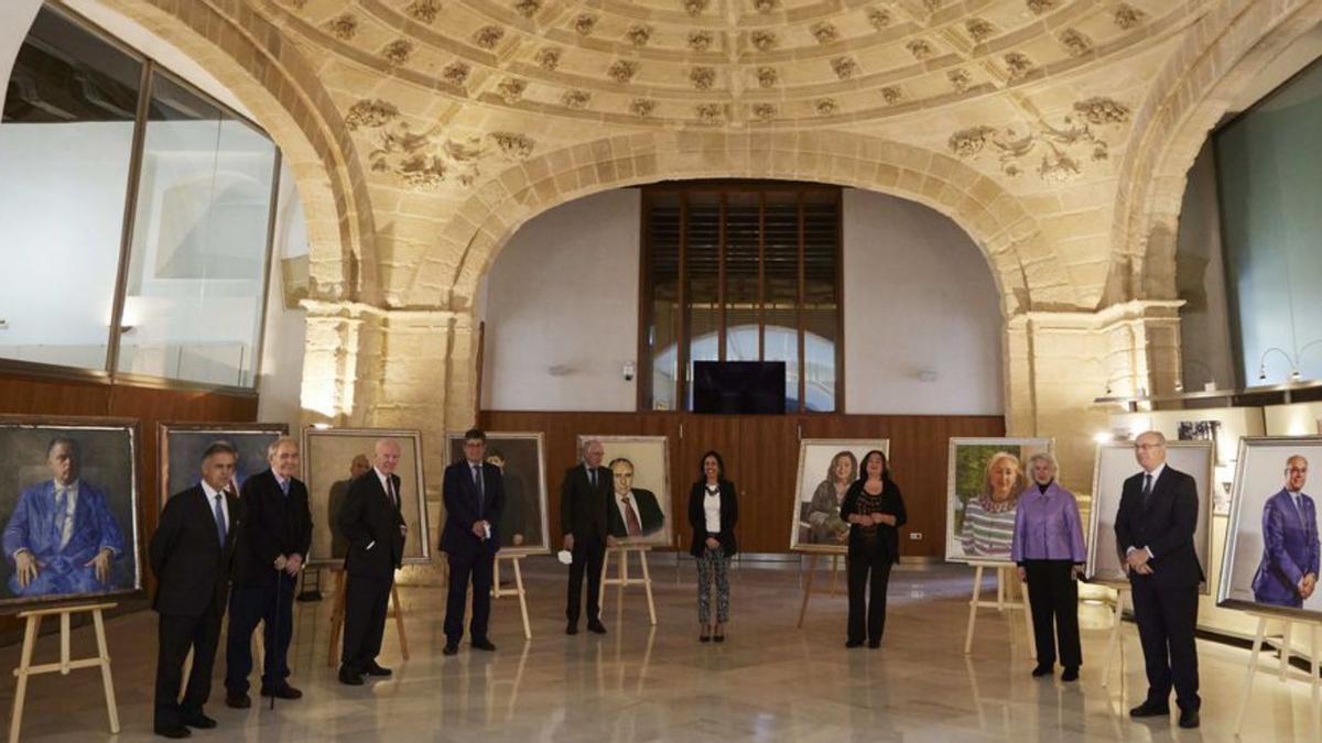 Los presidentes del Parlamento de Andalucía, ayer ante sus retratos.