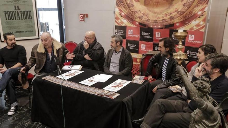 El elenco artístico de la obra &#039;El balcó&#039;, ayer, en el Teatre Principal.